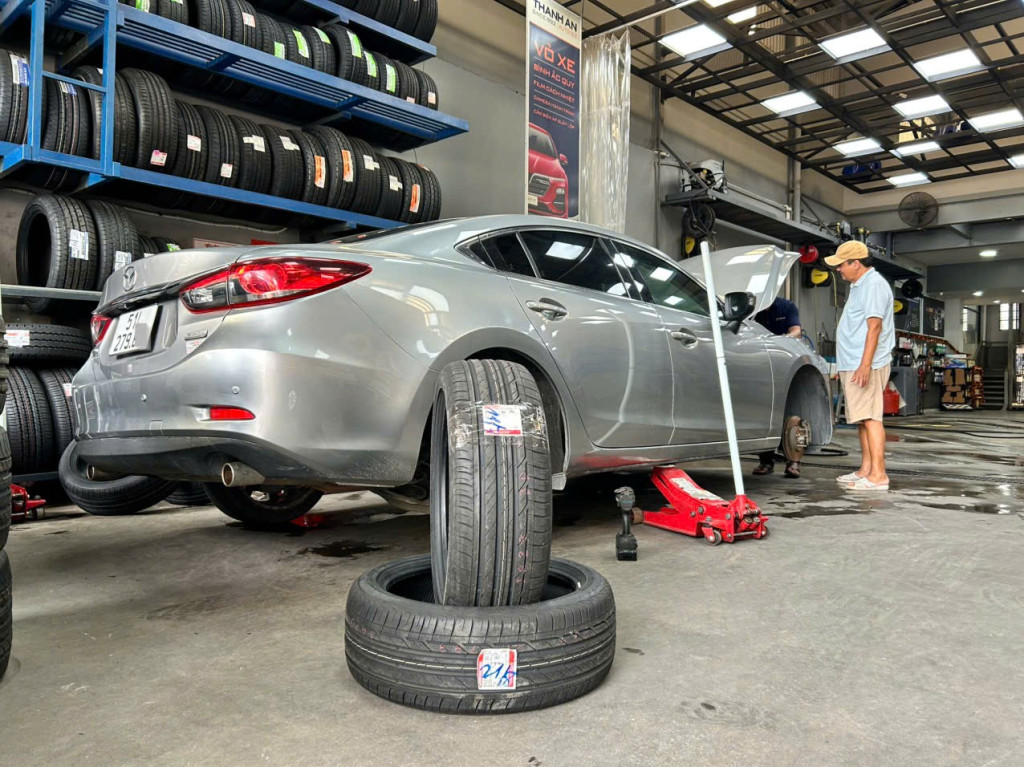 Mazda 6 2.5 thay vỏ Bridgestone 225/45R19 Turanza T005A Nhật Bản tại gara Thanh An AutoCare, lốp mới lên mâm