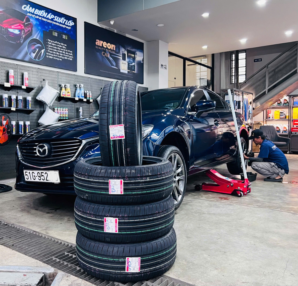 Mazda 6 2.5 được thay lốp Bridgestone 225/45R19 Turanza T005A Nhật Bản, siết ốc đều tại gara Thanh An AutoCare
