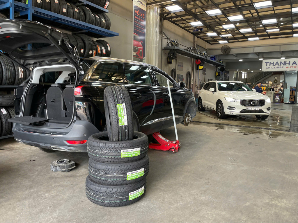 Hoàn thiện thay Bridgestone 225/55R18 Alenza 001 Nhật Bản cho Peugeot 3008 ở Thanh An AutoCare, xe sẵn sàng lăn bánh.