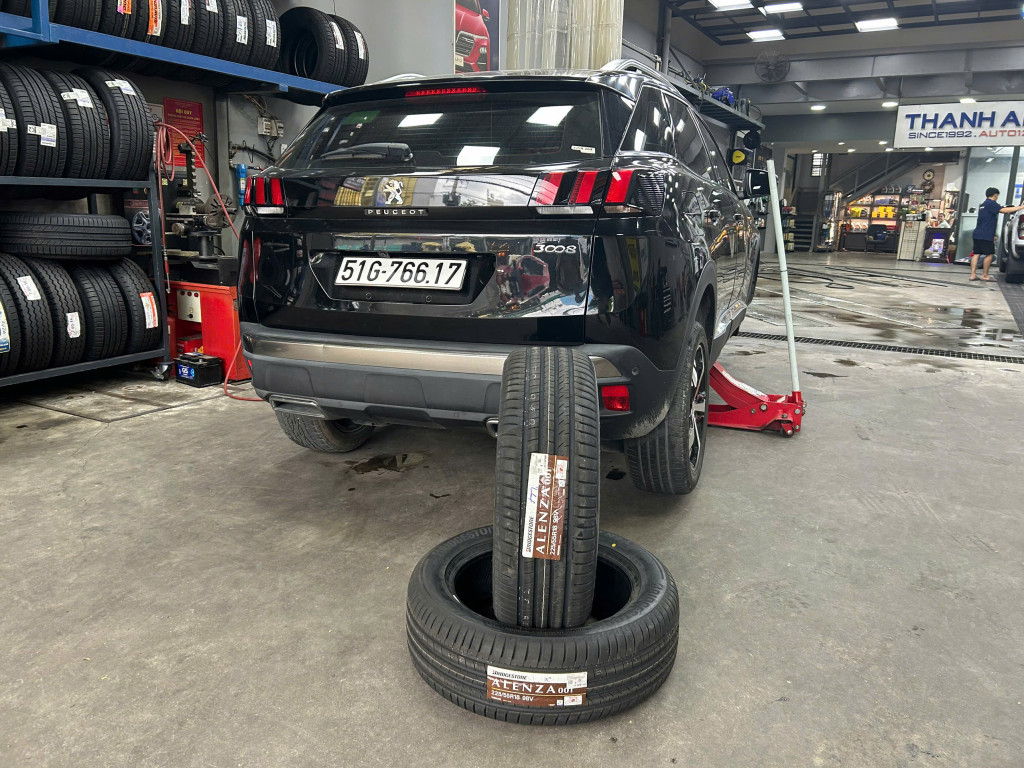 Ảnh hông lốp Bridgestone 225/55R18 Alenza 001 Nhật Bản sau thay tại Thanh An AutoCare, thấy rõ ký hiệu và gai lốp.