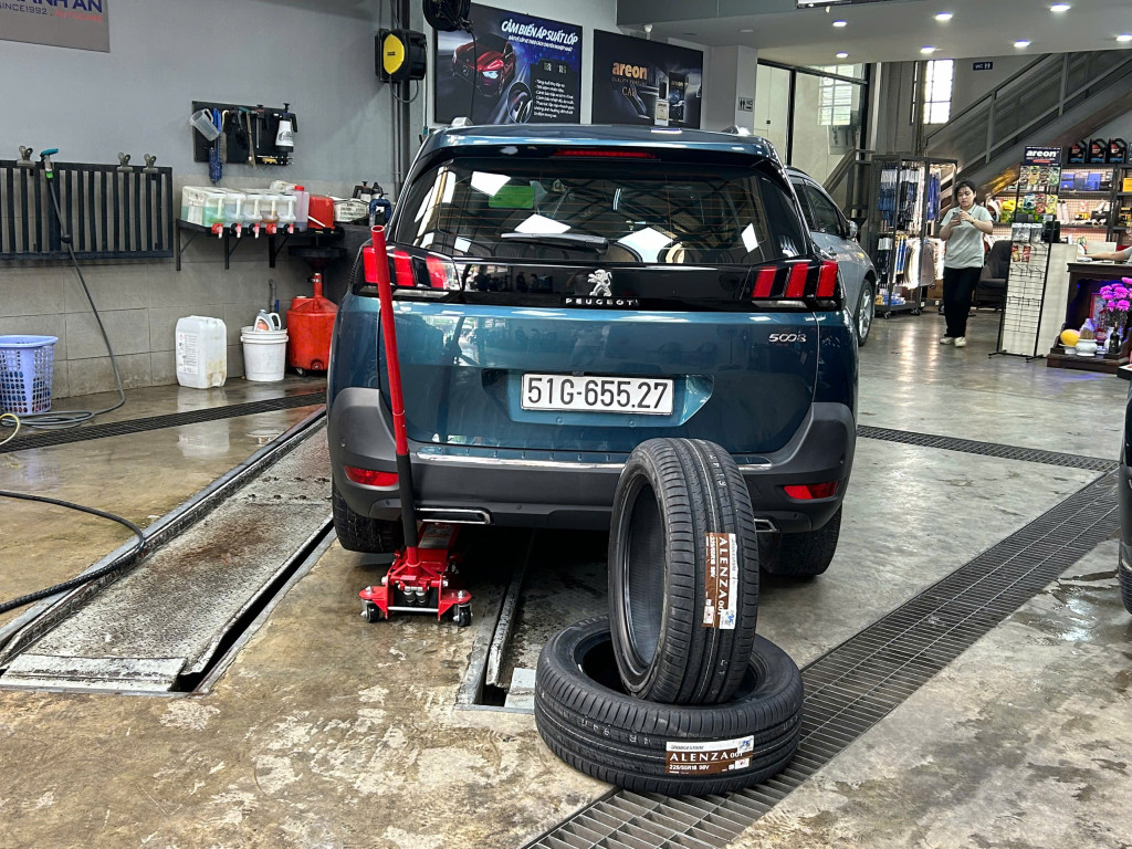 Thay bộ lốp Bridgestone 225/55R18 Alenza 001 Nhật Bản tại Thanh An AutoCare, thao tác tháo lắp diễn ra nhanh gọn.