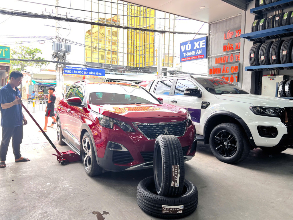 Kỹ thuật viên lắp mới Bridgestone 225/55R18 Alenza 001 Nhật Bản dành cho Hyundai Tucson tại Thanh An AutoCare, siết ốc và cân chỉnh.
