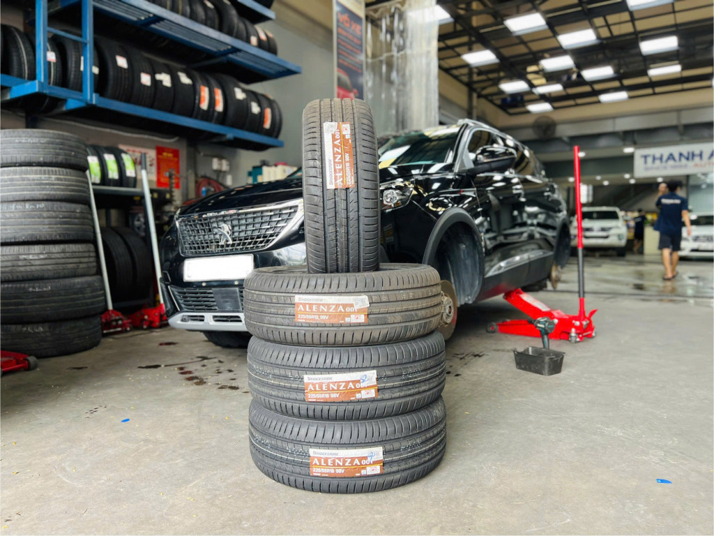 Thay Bridgestone 225/55R18 Alenza 001 Nhật Bản tại Thanh An AutoCare, quy trình tháo lốp cũ rồi lắp lốp mới.