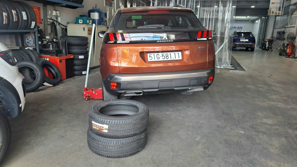 KTV căn chỉnh khi thay Bridgestone 225/55R18 Alenza 001 Nhật Bản cho Mitsubishi Outlander ở Thanh An AutoCare.