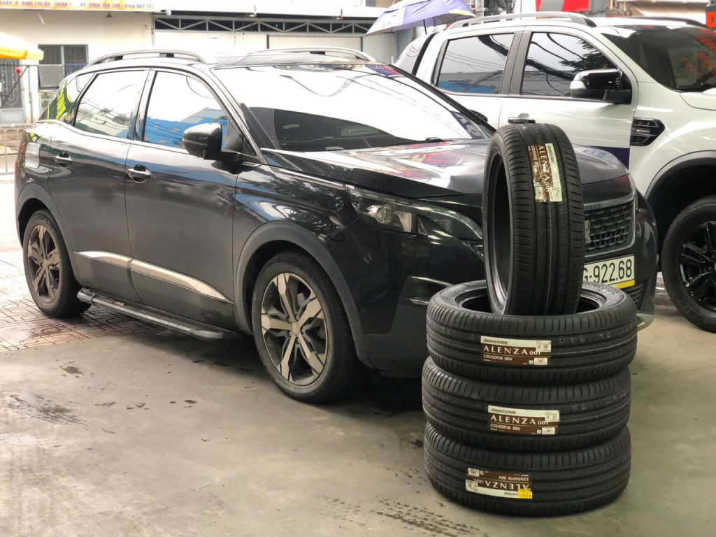 Ekip kỹ thuật thay Bridgestone 225/55R18 Alenza 001 Nhật Bản tại Thanh An AutoCare, ghi lại thao tác tháo lắp lốp.