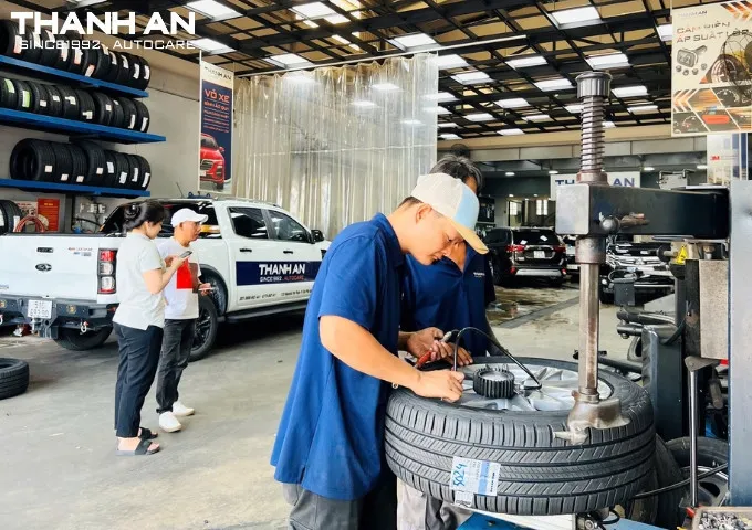 Thay lốp xe ô tô Khu Chế Xuất Tân Thuận: Giá tốt, Chính hãng, Chuyên nghiệp