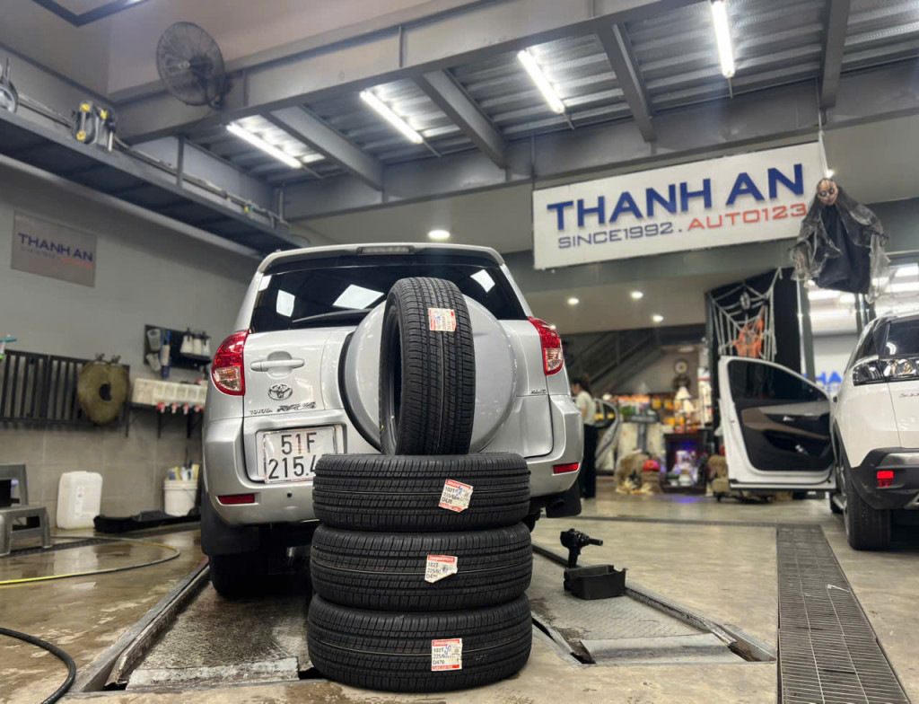 Toyota RAV4 thay vỏ Bridgestone 225/65R17 Dueler H/T 470 tại Thanh An AutoCare, hoàn thiện sau khi cân bằng