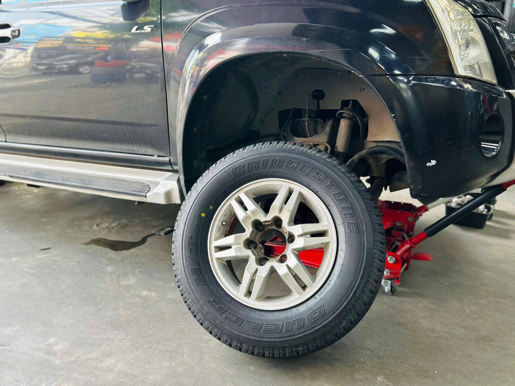 Isuzu D Max vào xưởng thay vỏ Bridgestone 245/70R16 Dueler H/T D689 Thái Lan, kiểm tra lốp trước khi lắp