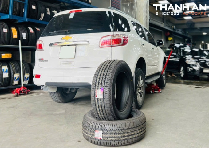 Chevrolet Trailblazer thay lốp Bridgestone Dueler HT 684 265/60R18 Thái Lan, xe vào khoang dịch vụ tại gara Thanh An