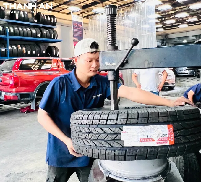 Thay Lốp Xe Ô Tô Quận 2: Chính hãng, Giá tốt, Uy tín