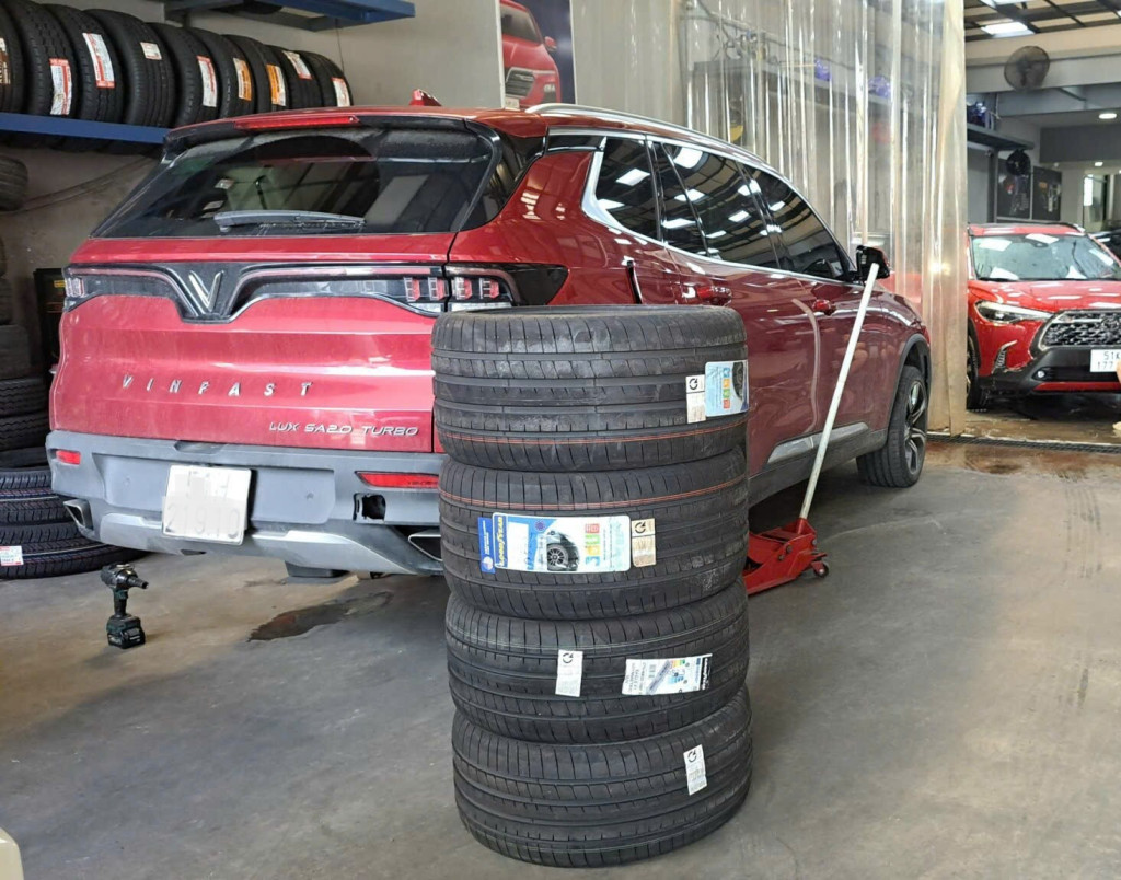Xe VinFast Lux SA 2.0 thực hiện lắp lốp Goodyear 315/35R20 Eagle F1 Asymmetric 3 bền bỉ tại gara.