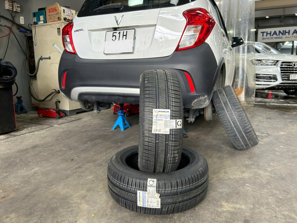 Vinfast Fadil thay lốp xe Michelin 185/55R15 Energy XM2+ Thái Lan giúp vận hành êm ái hơn tại gara.