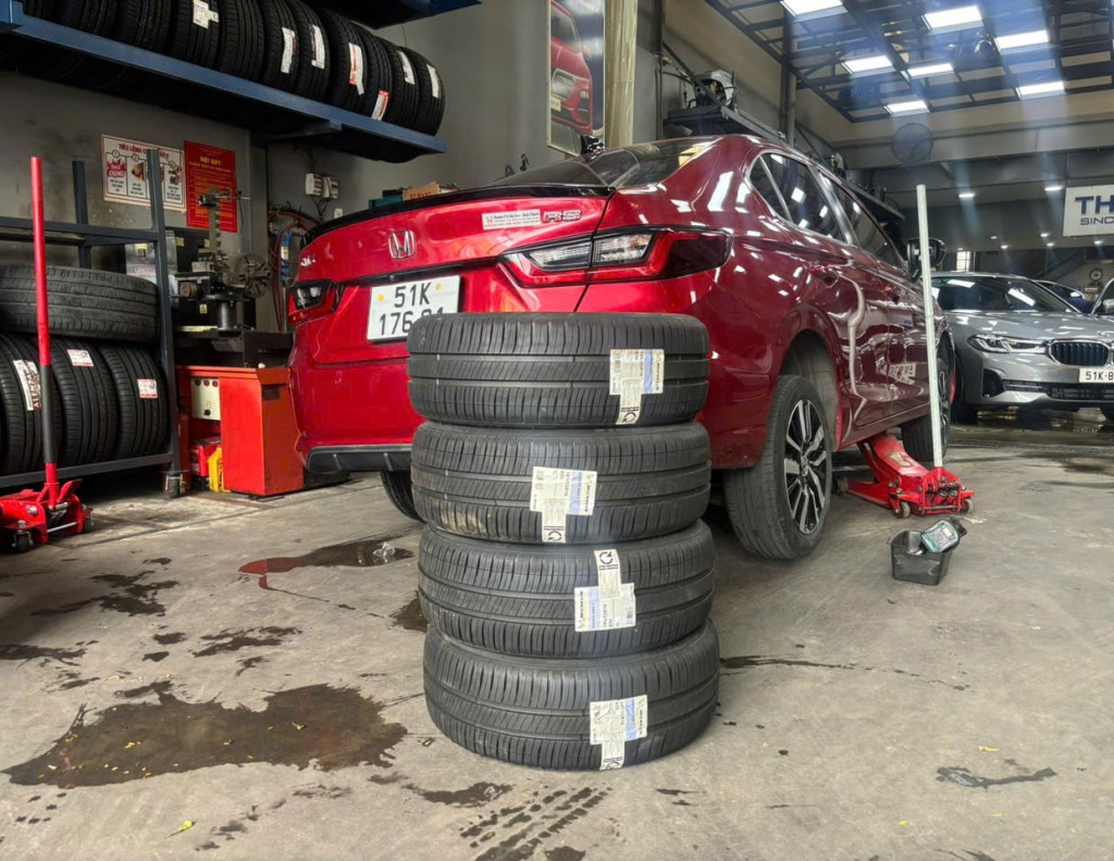 Hình ảnh thực tế lắp lốp Michelin 185/55R16 Energy XM2+ cho dòng xe Honda City ở gara chuyên nghiệp.