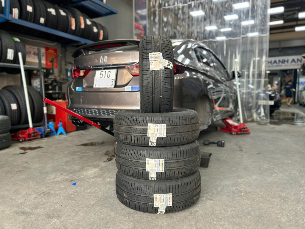 Honda City thay lốp Michelin 185/55R16 Energy XM2+ Thái Lan tiết kiệm nhiên liệu ngay tại gara.