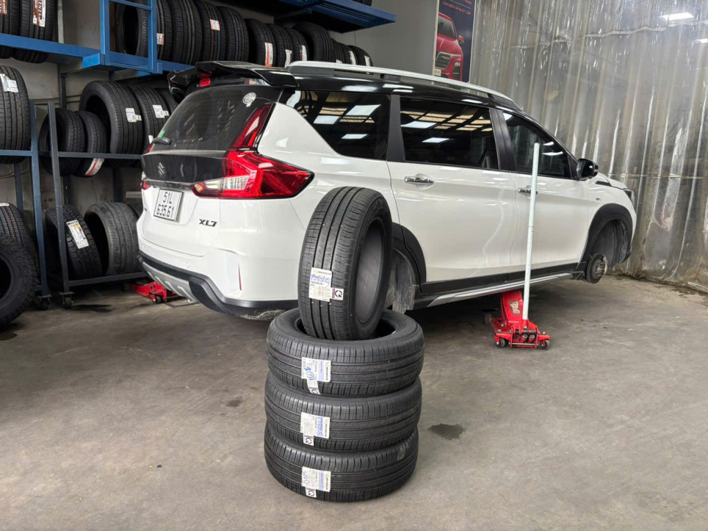 Thay 4 lốp Michelin 195/60R16 Primacy 5 tại gara, ảnh sắp xếp lốp theo bộ trước khi đưa lên xe.