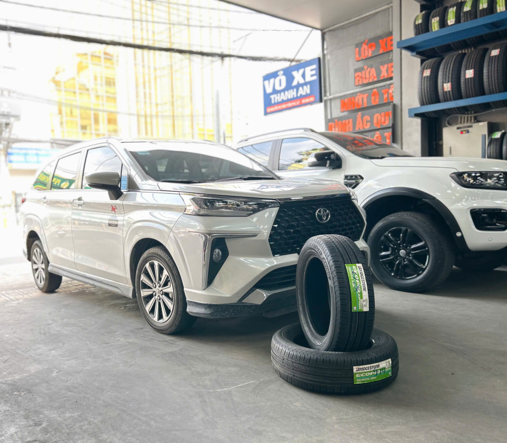 Toyota Veloz Cross thay lốp Michelin 195/60R16 Primacy 5 hiện đại tăng tính thẩm mỹ tại gara.