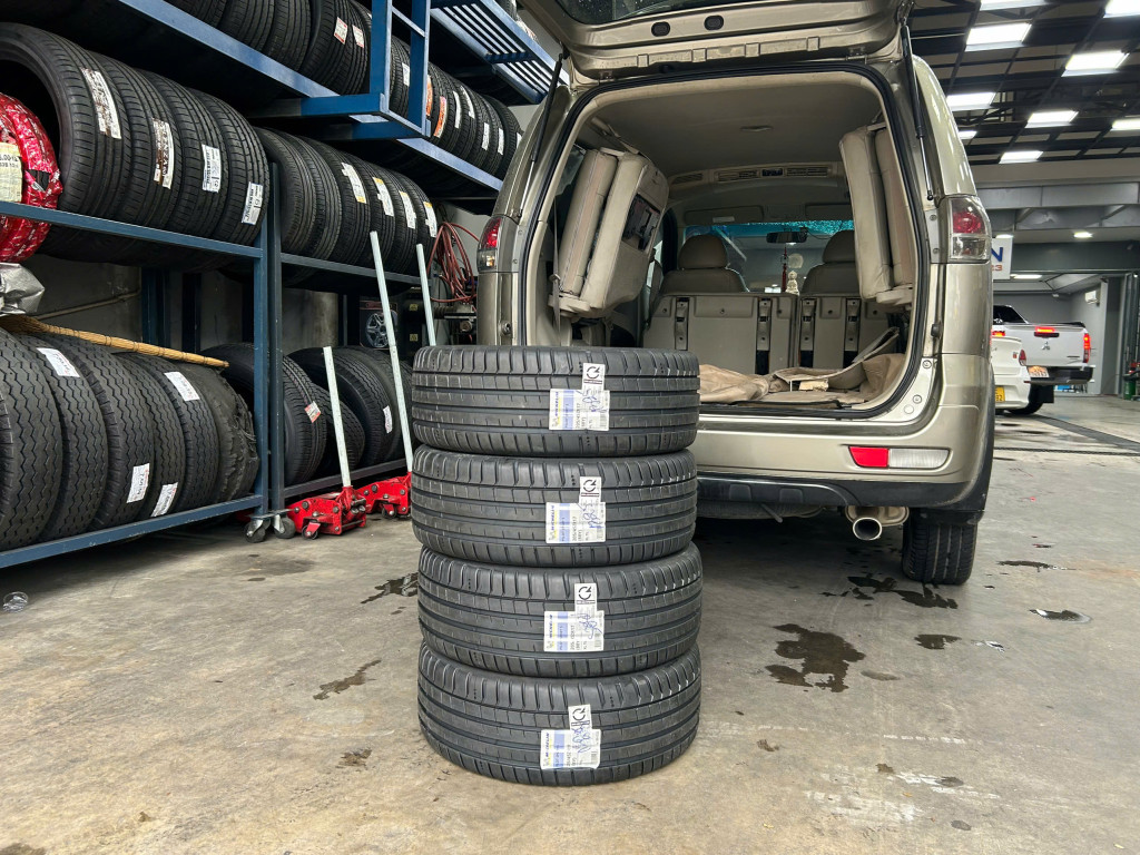 Dịch vụ thay 3 lốp xe Michelin 205/45R17 Pilot Sport 4 Thái Lan bền bỉ cho khách hàng tại gara.