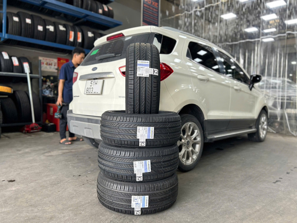 Ford Ecosport thay lốp Bridgestone 205/50R17 Turanza T005A Việt Nam có độ bền vượt trội tại gara.