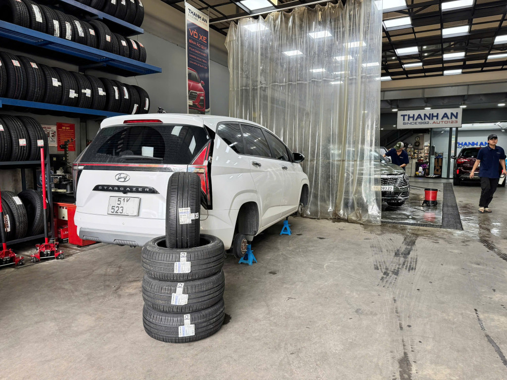 Tại gara, thay 4 lốp Michelin 205/55R16 Energy XM2 Plus Thái Lan, ảnh cho thấy lốp mới cạnh bánh xe.