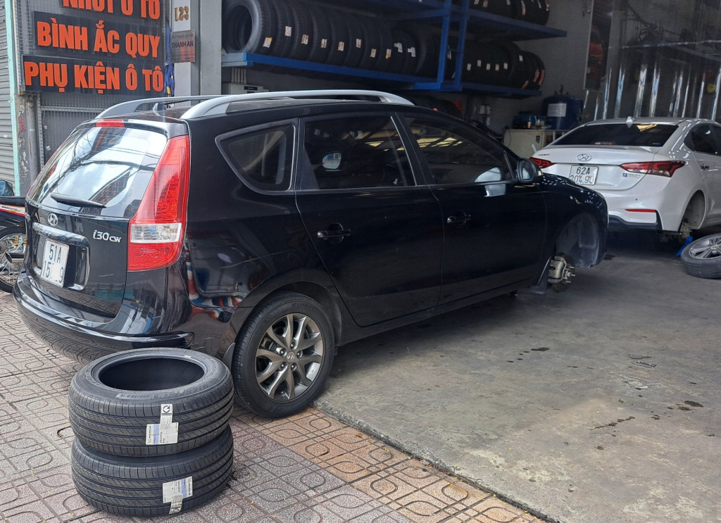 Hình ảnh kỹ thuật viên gara đang thay lốp Michelin 205/55R16 Energy XM2+ cho xe Hyundai Stargazer.