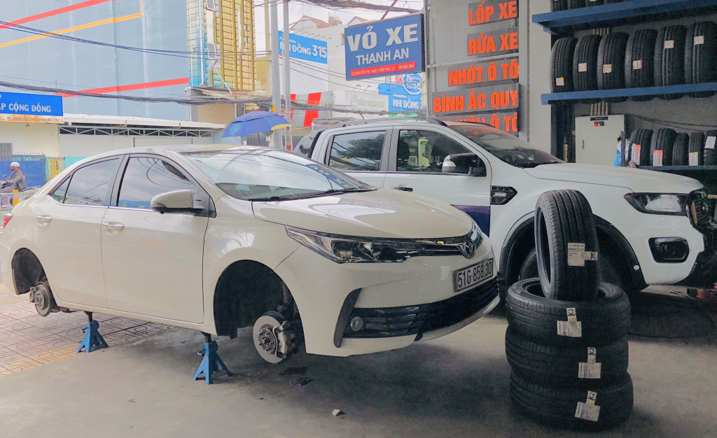 Toyota Altis 1.8 thay lốp Michelin 205/55R16 Energy XM2+ Thái Lan giúp bám đường cực tốt ở gara.