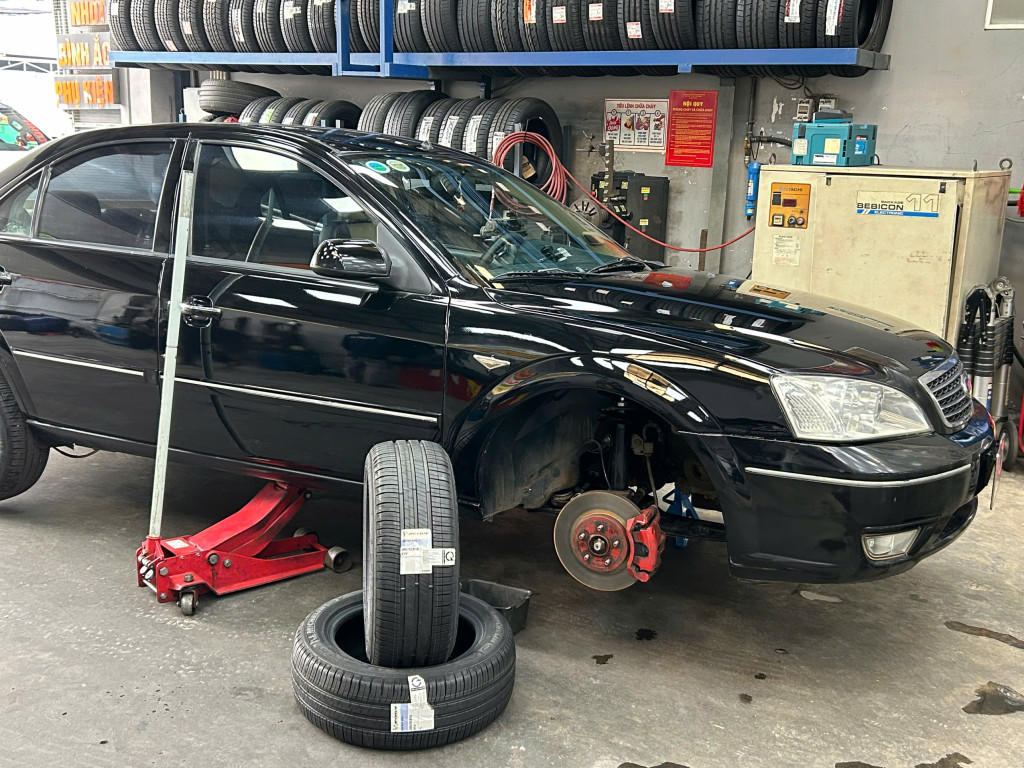 Ford Mondeo thay lốp Michelin 205/55R16 Energy XM2+ Thái Lan nâng cấp hiệu suất lái tại gara.