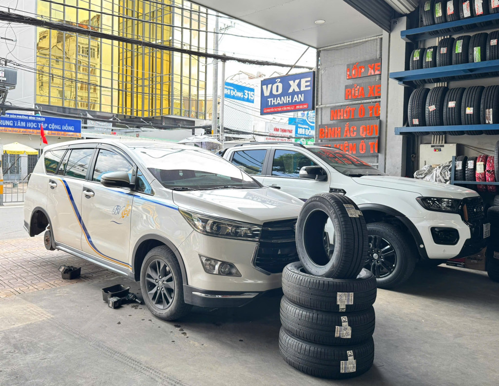 Thay trọn bộ Michelin 205/65R16 Energy XM2 Plus Thái Lan, kiểm tra van và đảo chiều lốp trong gara