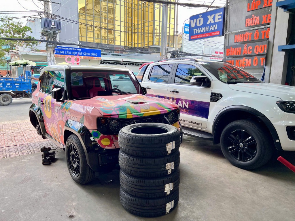 Xe trên cầu nâng khi thay Michelin 205/65R16 Energy XM2 Plus Thái Lan, làm sạch lazang trước khi lắp