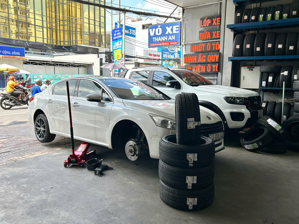 Cận cảnh gai lốp Michelin 205/65R16 Energy XM2 Plus Thái Lan sau khi lắp xong, kiểm tra áp suất tại gara