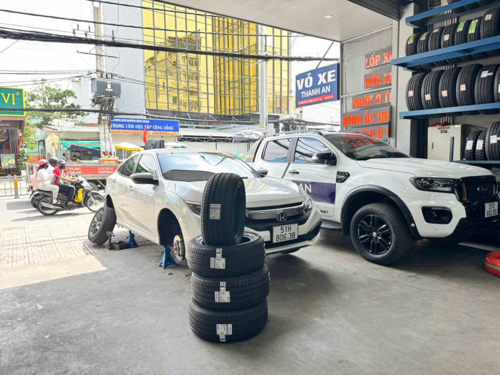Thay 4 lốp Michelin 215/55R16 Primacy 4 ST Thái Lan tại gara, ảnh cho thấy đủ bộ lốp đặt ngay ngắn.