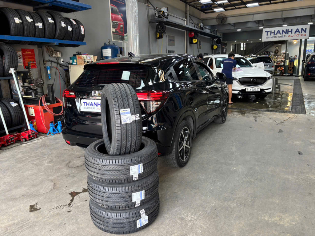 Xe Honda HR-V thay lốp Michelin 215/55R17 Primacy 4 Thái Lan đảm bảo an toàn tối đa tại gara.