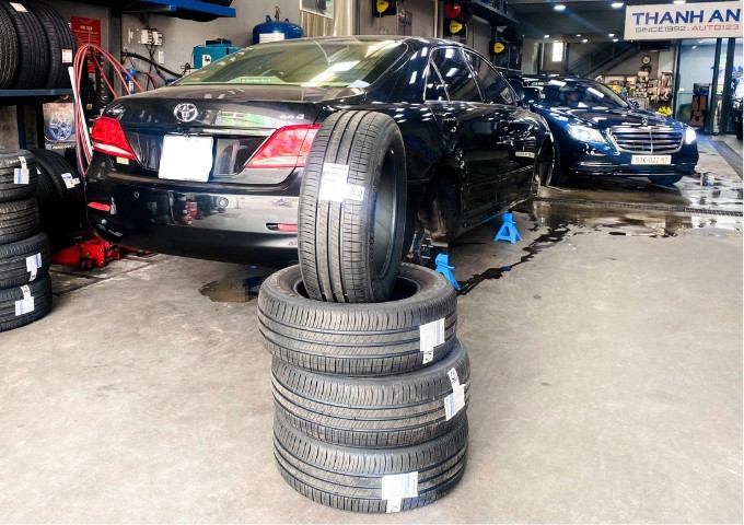 Lắp 4 vỏ Michelin 215/60R16 Primacy 5, thợ vệ sinh lazang và thay van trước khi bơm hơi tại gara
