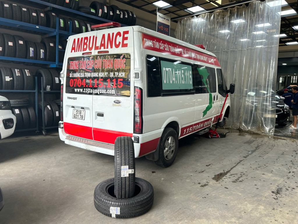 Ford Transit thay lốp Michelin 215/75R16 Agilis 3 Thái Lan chuyên cho dòng xe thương mại tại gara.