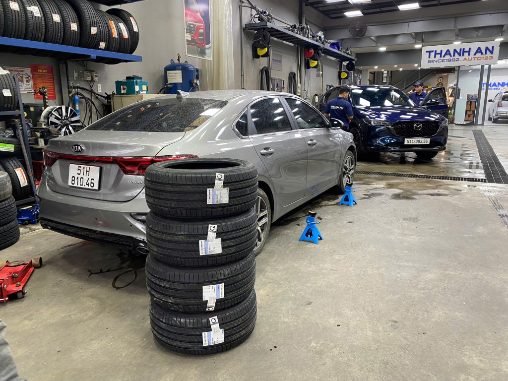 Thay 4 lốp Michelin 225/45R17 Primacy 4 Thái Lan tại gara, ảnh thể hiện bộ lốp trước khi lắp lên xe.