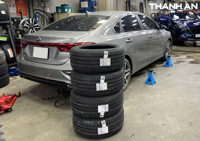 Lắp 4 vỏ Michelin 225/45R17 Primacy 5, quy trình tháo lốp cũ và lắp lốp mới trong khu vực kỹ thuật