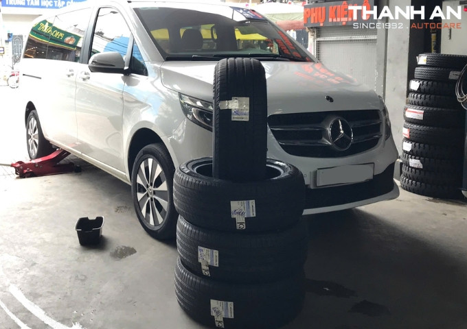 Lắp 4 vỏ Michelin 225/55R17 Primacy 5, xe hoàn thiện và hạ cầu nâng tại khu vực gara dịch vụ