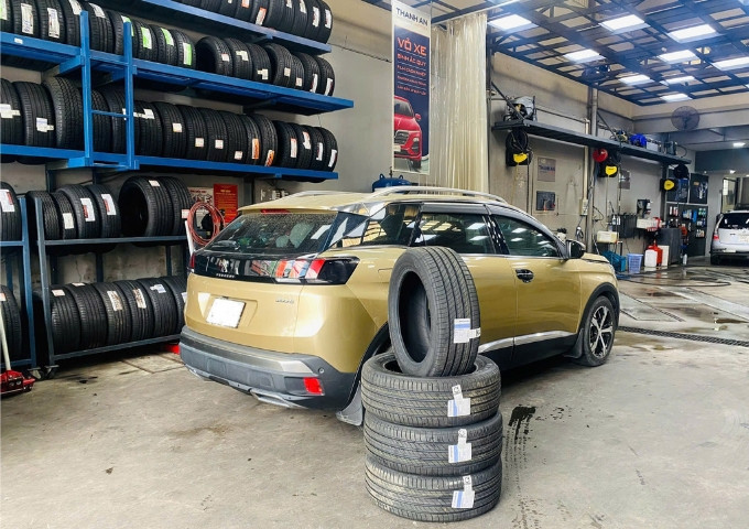 Bộ 4 Michelin 225/55R18 E Primacy Thái Lan đặt cạnh xe trước khi lắp, chụp tại khu vực tiếp nhận Thanh An