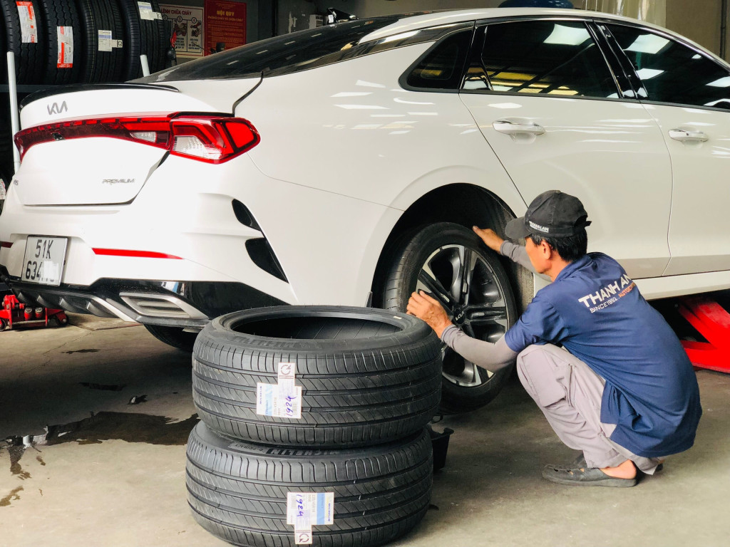 Kia K5 thay lốp Michelin 235/45R18 Pilot Sport 5 thế hệ mới tăng cường khả năng kiểm soát tại gara.