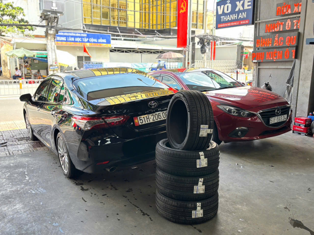 Toyota Camry 2.5 thay lốp Michelin 235/45R18 Pilot Sport 5 phong cách thể thao vượt trội tại gara.