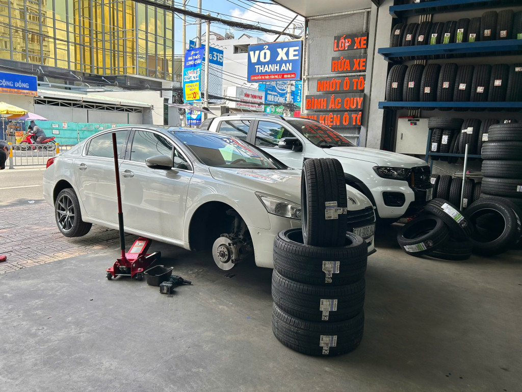 Bộ 4 lốp Michelin 235/45R18 Pilot Sport 5 Thái Lan được thay tại gara, khung hình ghi lại xe sau khi hoàn tất.