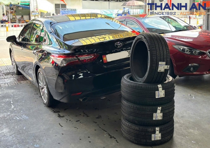Thay 4 vỏ Michelin 235/45R18 Primacy 5, bộ lốp được lắp đồng bộ và kiểm tra áp suất trong gara