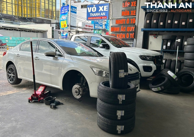 Hình ảnh sau khi thay 4 Michelin 235/45R18 Primacy 5, xe trên cầu nâng chờ cân bằng tại xưởng