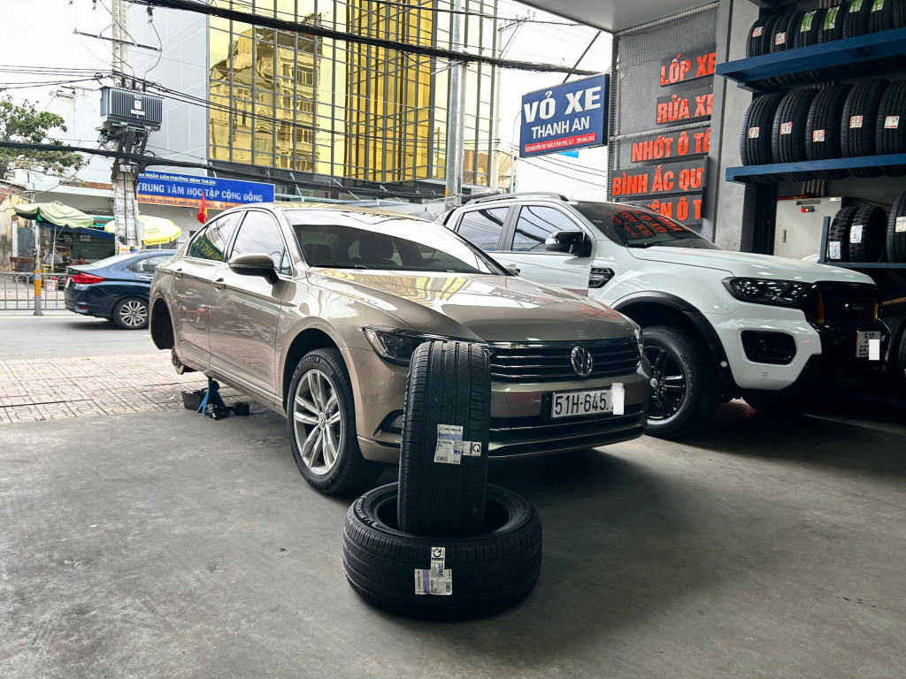 Volkswagen Passat thực hiện thay lốp Michelin 235/50R18 Primacy 5 cao cấp và hiện đại tại gara.