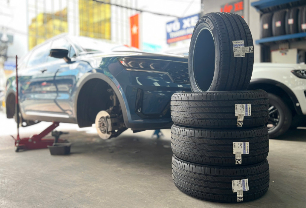 Hình ảnh Kia Sorento đang được thay mới lốp Michelin 235/55R19 Primacy 4 SUV tại gara
