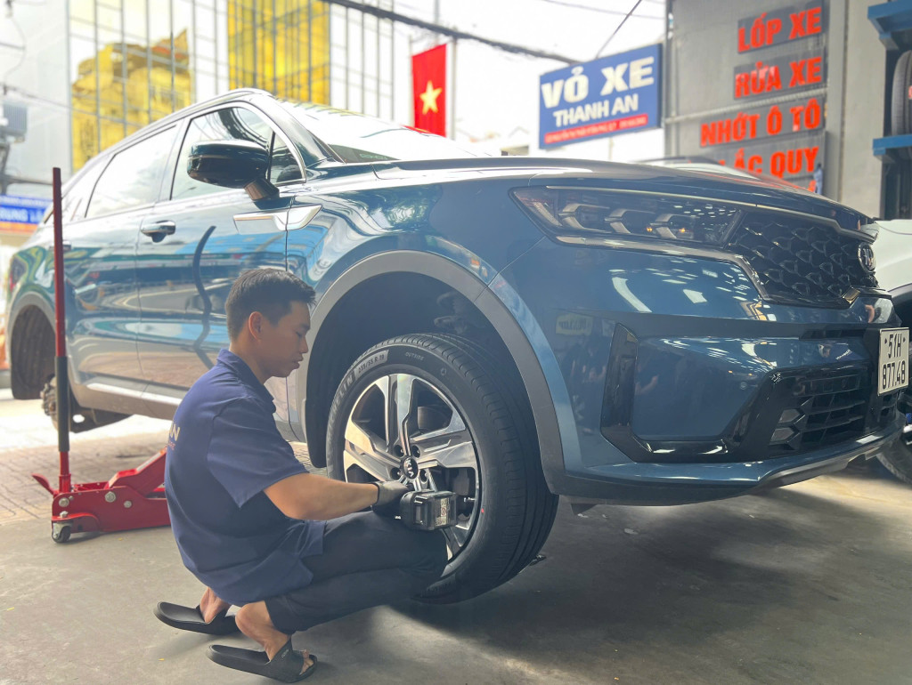 Kỹ thuật viên Thanh An Autocare thay vỏ Michelin 235/55R19 Primacy 4 SUV cho Kia Sorento