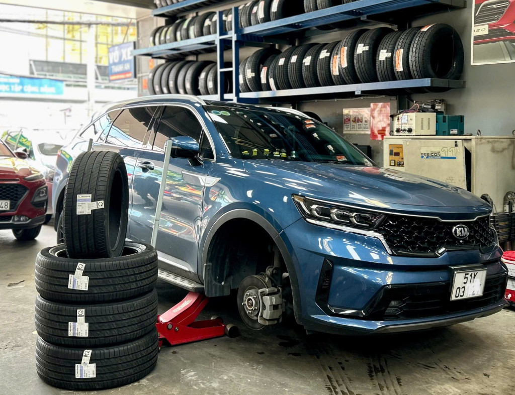 Kia Sorento thay lốp xe Michelin 235/55R19 Primacy 4 SUV tại gara Thanh An Autocare