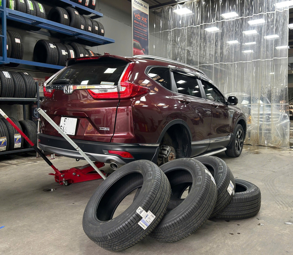 Honda CR-V thay lốp Michelin 235/60R18 Primacy 3 ST Thái Lan mang lại trải nghiệm êm ái ở gara.