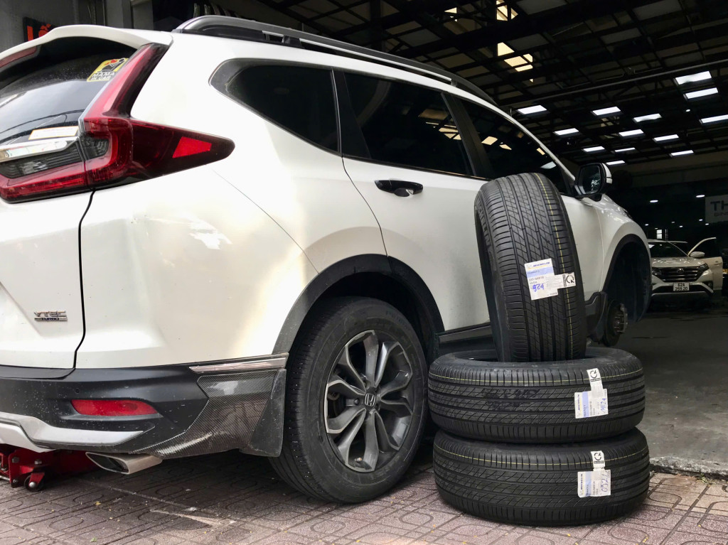 Cận cảnh gai lốp Michelin 235/60R18 Primacy 3 ST Thái Lan vừa lắp cho xe Honda CR-V tại gara.