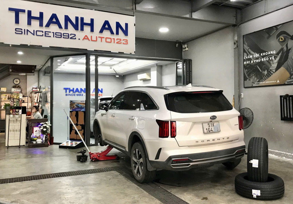 Kia Sorento thay lốp Michelin 235/60R18 Primacy 3 ST Thái Lan với quy trình chuẩn kỹ thuật tại gara.