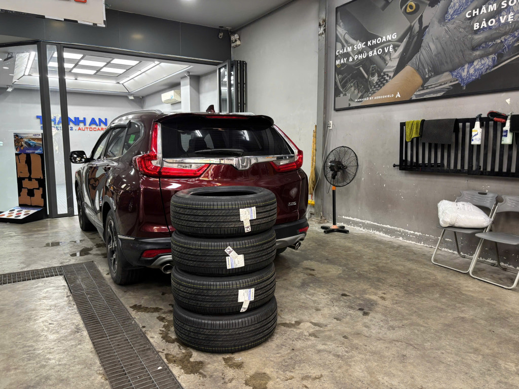 Honda CR-V lựa chọn thay lốp Michelin 235/60R18 Primacy 3 ST để vận hành ổn định tại gara.